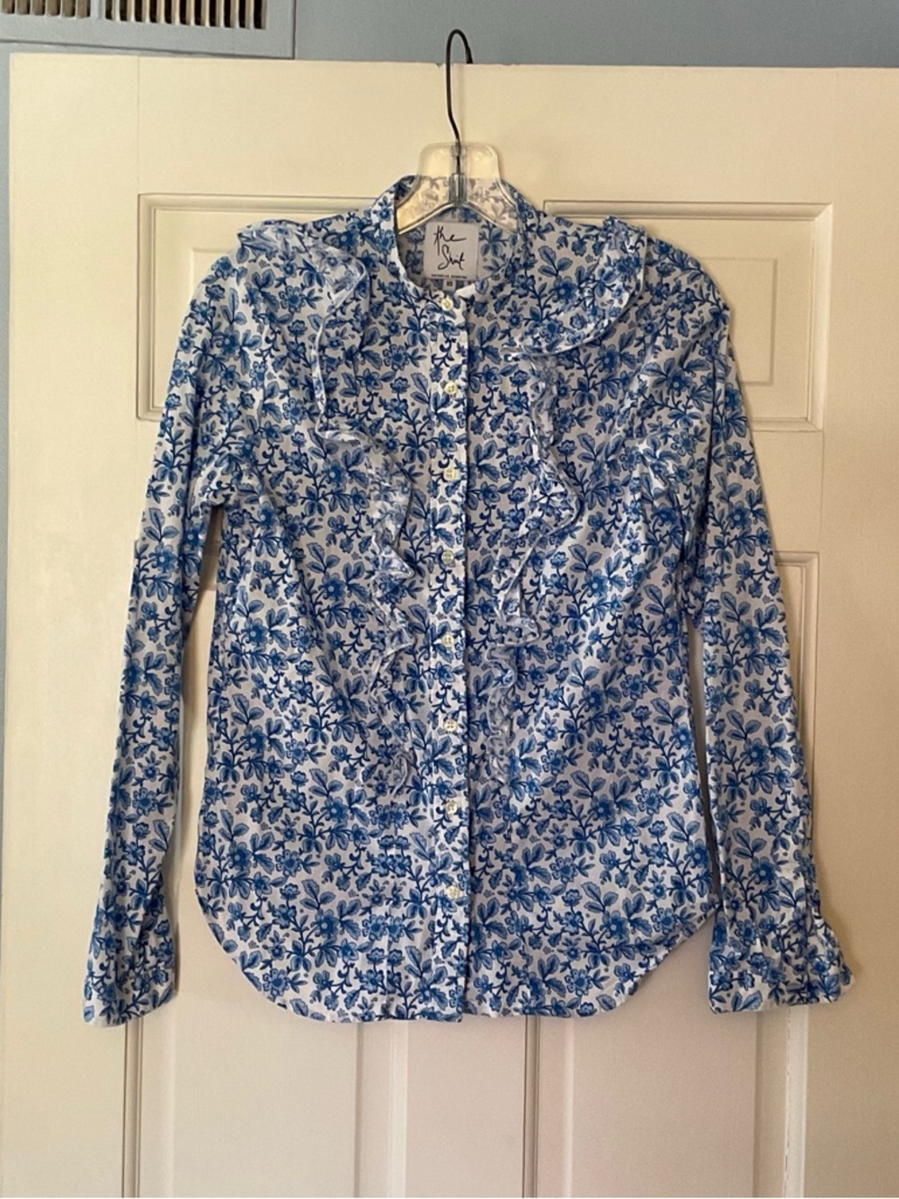 The‎ Shirt By Rochelle Behrens Ruffle Button Up Top Blue Floral Size XS Feminine